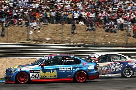 Kristian Poulsen i hård nærkamp med tyskeren Franz Engstler, begge i BMW, under WTCC-løbet på Estoril i Portugal. I denne weekend gælder det Brands Hatch i England.